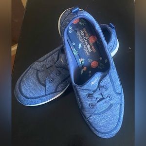 Skechers slip on / knit / blue floral embroidered air cooled memory foam